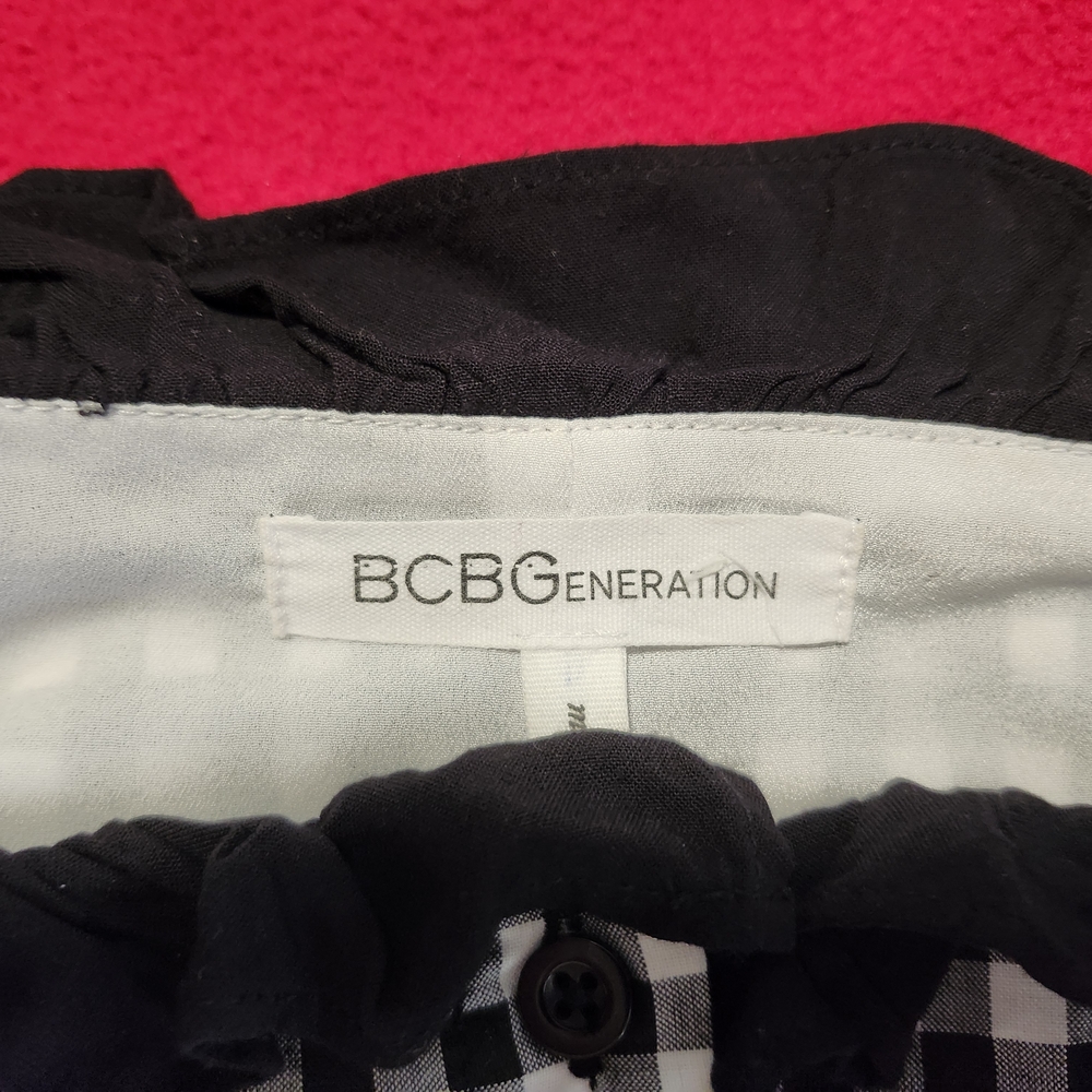 BCBGeneration Red and Black 3/4 Sleeve Fitted Crop Blouse - Picture 4 of 5